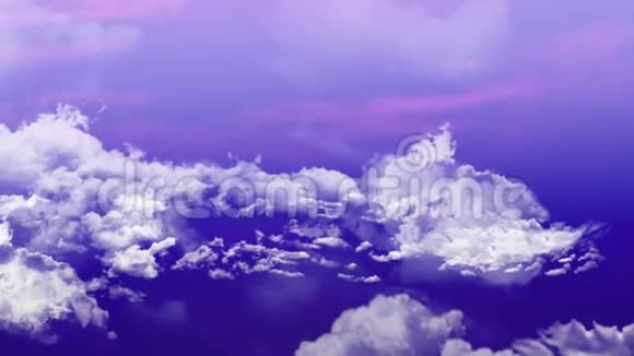 日落时无人机飞过云层在云层上方飞行视频的预览图