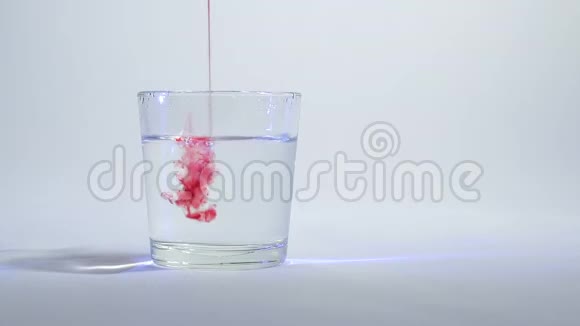 在玻璃中混合液体或溶解4视频的预览图