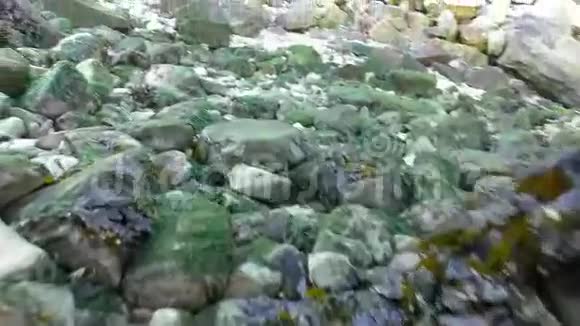 海湾岸边的石头视频的预览图