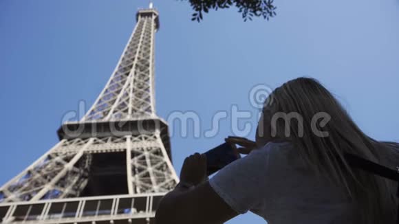 农作物女人在埃菲尔铁塔拍照视频的预览图