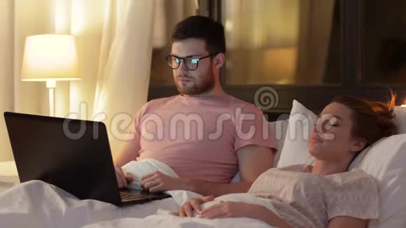 女朋友睡觉的时候男人用笔记本电脑视频的预览图