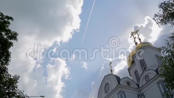 背景多云的天空中有十字架的教堂金色圆顶令人惊叹视频的预览图