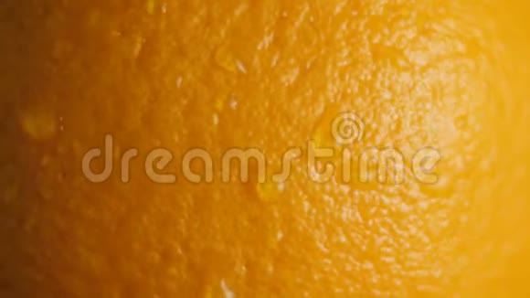 带有水滴的橙色旋转成一个圆圈从侧面浇灌雨水健康的食物概念热带水果宏观维德视频的预览图