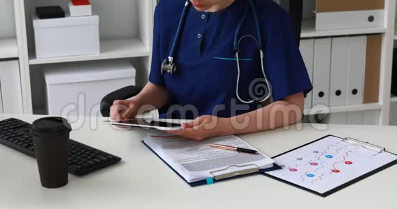 扭曲的图像医生坐在工作场所和工作的药片视频的预览图