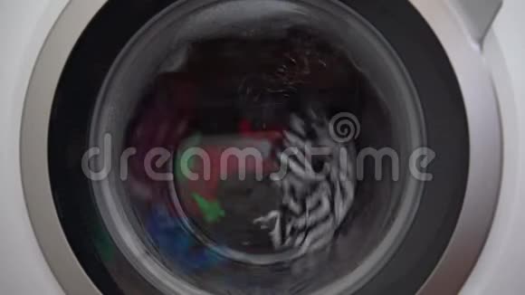 现代洗衣机里面有旋转的脏绳视频的预览图