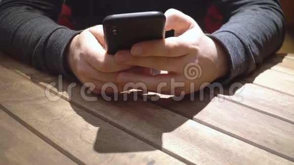 一个年轻人用智能手机4k在Messegner发短信时的特写视频的预览图