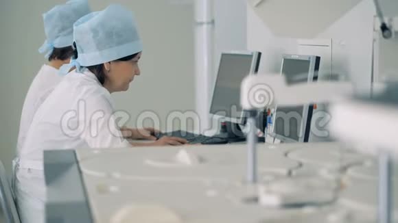 带分析设备和医务人员的医院实验室视频的预览图