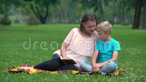 母亲和儿子一起在公园做家庭作业孩子教育做父母视频的预览图