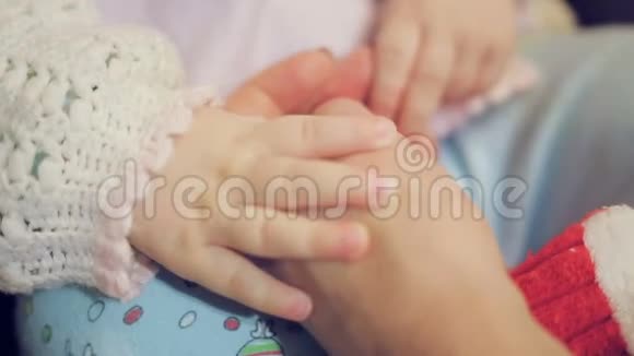 新生儿手牵着母亲手视频的预览图