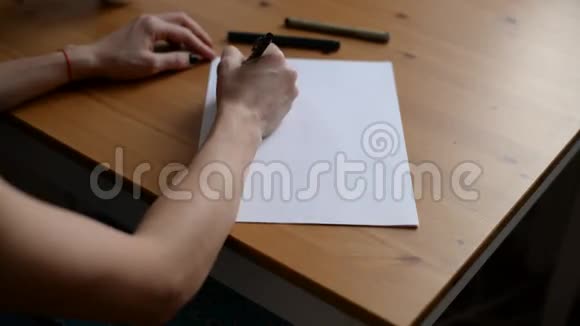 双手写信视频的预览图
