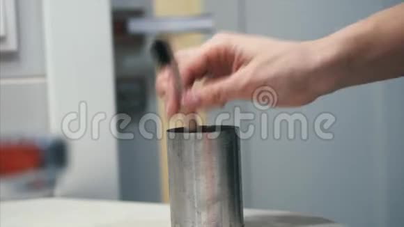 女人的手臂拿着牙刷清洁牙齿视频的预览图
