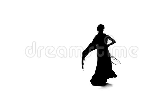 专业舞蹈家女孩正在和一个曼顿跳舞白色背景剪影慢动作视频的预览图