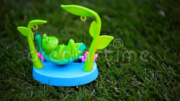 塑料青蛙吊床草底视频的预览图