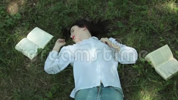 看书累了女孩睡在草地上放大视频的预览图
