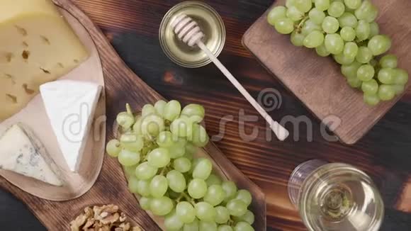 提供奶酪和葡萄酒的食物组合的俯视图视频的预览图