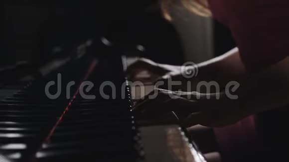 在生锈的钢琴琴键上合上女钢琴手的手指手臂独奏音乐女音乐家的双手演奏视频的预览图