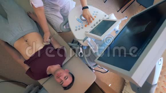 男性病人用超声波扫描腹部视频的预览图