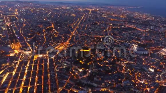 空中景色照亮了里斯本的道路和街道视频的预览图