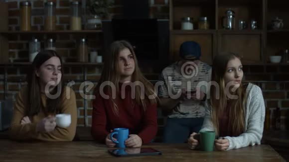 三个年轻女人在厨房边喝咖啡边聊天视频的预览图