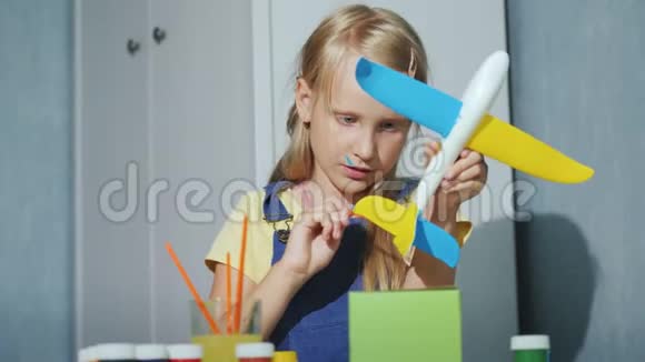 酷女孩画玩具飞机儿童教育游戏视频的预览图