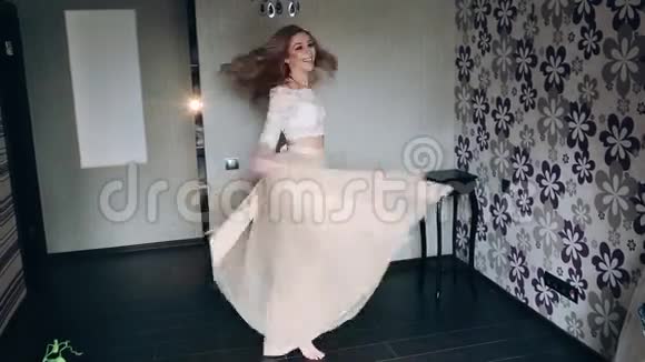新娘挥舞着她的裙子视频的预览图