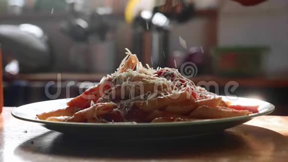 用磨碎的奶酪在意大利面食中慢慢撒视频的预览图