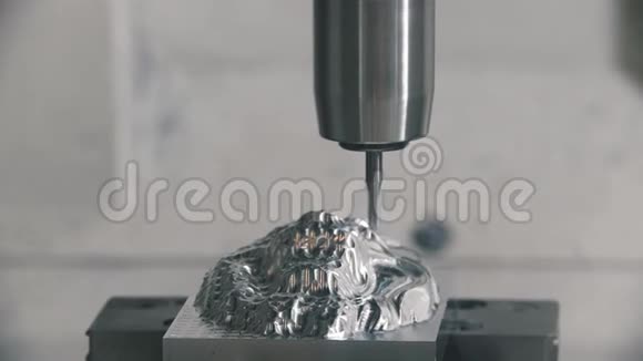 数控加工做金属雕刻慢动作视频的预览图