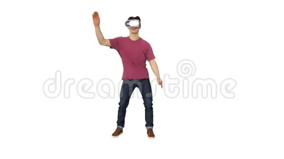 休闲男子在VR眼镜跳舞玩电子游戏初学者水平在白色背景视频的预览图