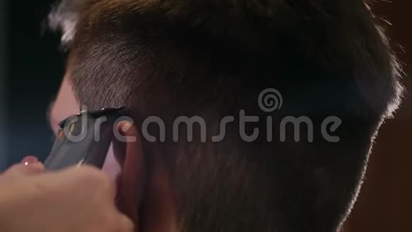 美容工具男士双手合拢刷电剪发理发师为下一个理发机做准备视频的预览图