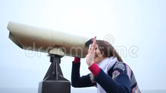 女人透过望远镜挥手全高清机动滑块视频的预览图