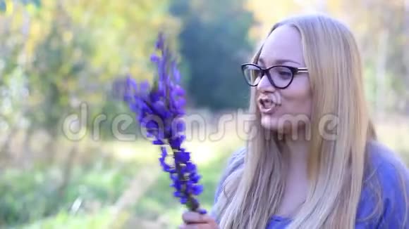 疯狂的女孩尖叫着带着一朵花嘲笑着视频的预览图