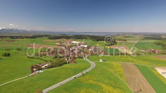 从空中俯瞰到奇姆西靠近德国巴伐利亚奇明视频的预览图
