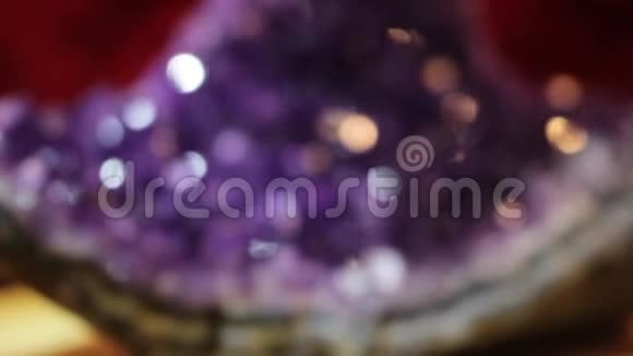 紫色紫水晶水晶大旋转闪耀视频的预览图