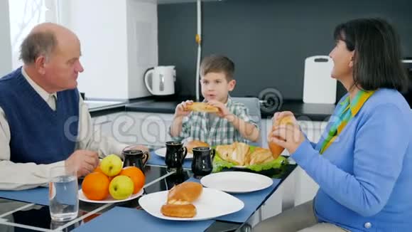 早餐快乐养老人爷爷奶奶带孙子吃开胃的包子视频的预览图