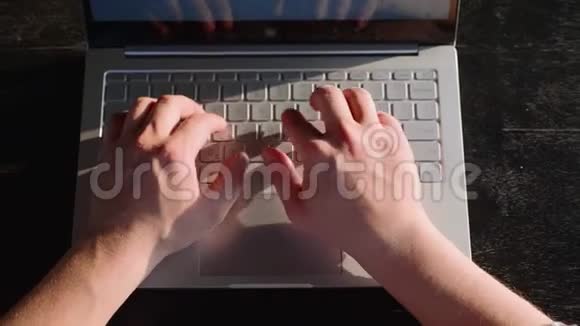 上图中男性手在笔记本电脑上打字的特写镜头视频的预览图