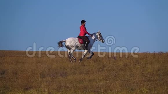女孩骑着马飞奔慢动作视频的预览图