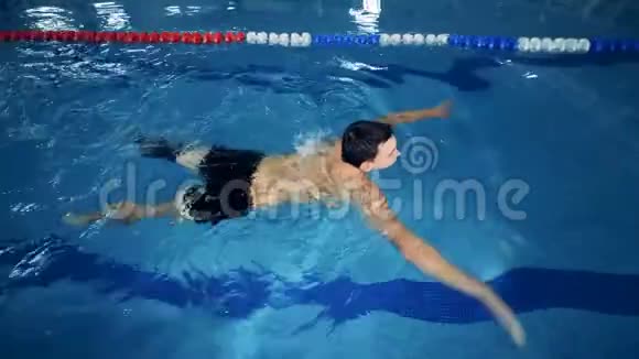 专业游泳运动员与腿部假体训练在游泳池视频的预览图