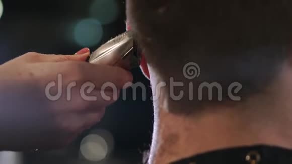 美容工具男士双手合拢刷电剪发理发师为下一个理发机做准备视频的预览图