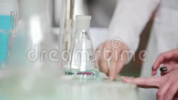 化学实验室两名在实验室工作的年轻技术人员视频的预览图