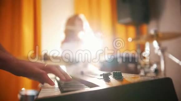 重复打鼓的女孩和键盘上的男人把注意力集中在手上背光灯视频的预览图