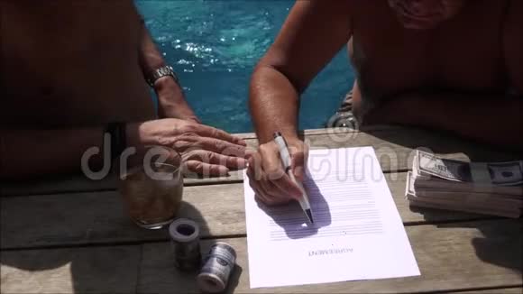 两人在池水签合同视频的预览图