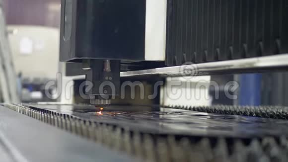 重激光机切割金属片视频的预览图