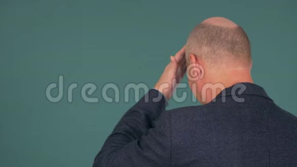 一个穿着漂亮西装的成熟秃顶男人拍打着额头视频的预览图