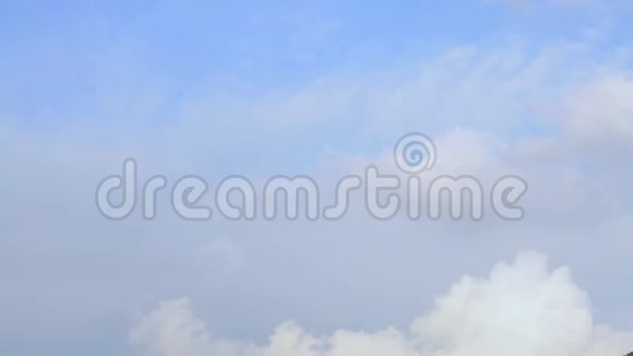 4K蓝天云景背景晴天的积云白云视频的预览图