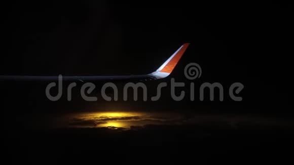 旅行概念从飞机窗口观看夜空天空之外的橙色光芒视频的预览图