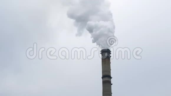 工业烟雾和二氧化碳对大气的空气污染热力站管道排烟及蒸汽视频的预览图
