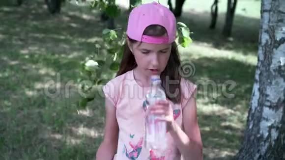 口渴的女孩从塑料瓶里喝水视频的预览图