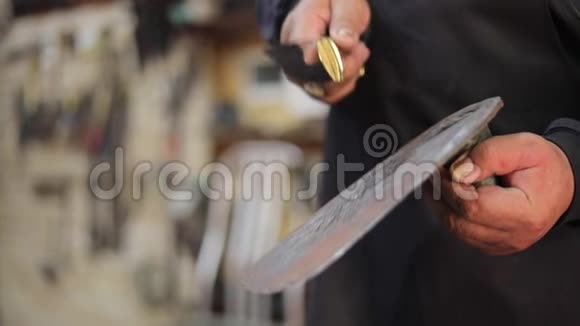 锋利的大马士革钢刀慢动作视频的预览图