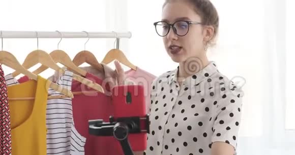 青少年时尚博客录制一段时尚服装视频视频的预览图
