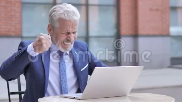 愤怒的老商人在笔记本电脑上工作视频的预览图